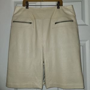 Cream Leather mini skirt with zipper detail. Vintage 90s